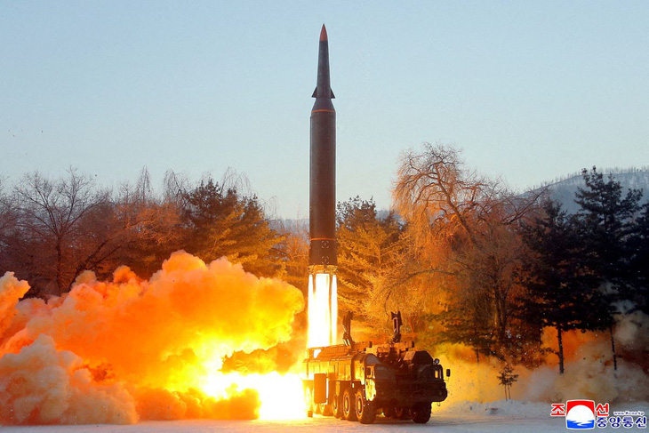 Triều Tiên phóng thử nghiệm một tên lửa năm 2022 - Ảnh: REUTERS/KCNA