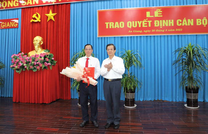 Ông Thái Minh Hiển - bí thư Đảng ủy khối (bên trái) - được điều động, bổ nhiệm giữ chức giám đốc Sở Tài nguyên và Môi trường - Ảnh: Tỉnh ủy An Giang