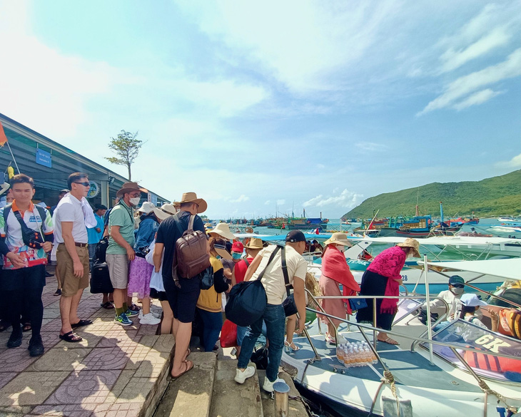 Dự kiến du khách đi tour biển đảo Nha Trang sẽ tăng mạnh trong dịp lễ 2-9 - Ảnh: MINH CHIẾN