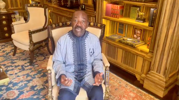 Tổng thống Gabon Ali Bongo đưa ra tuyên bố thông qua video từ một địa điểm bí mật, sau khi quân đội Gabon nắm quyền, ngày 30-8 - Ảnh: REUTERS
