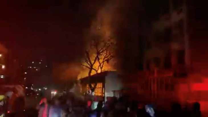 Đám cháy bùng lên dữ dội vào khoảng 1h30 sáng 31-8 tại một tòa nhà 5 tầng ở thành phố Johannesburg, Nam Phi khiến ít nhất 106 người thương vong - Ảnh: REUTERS