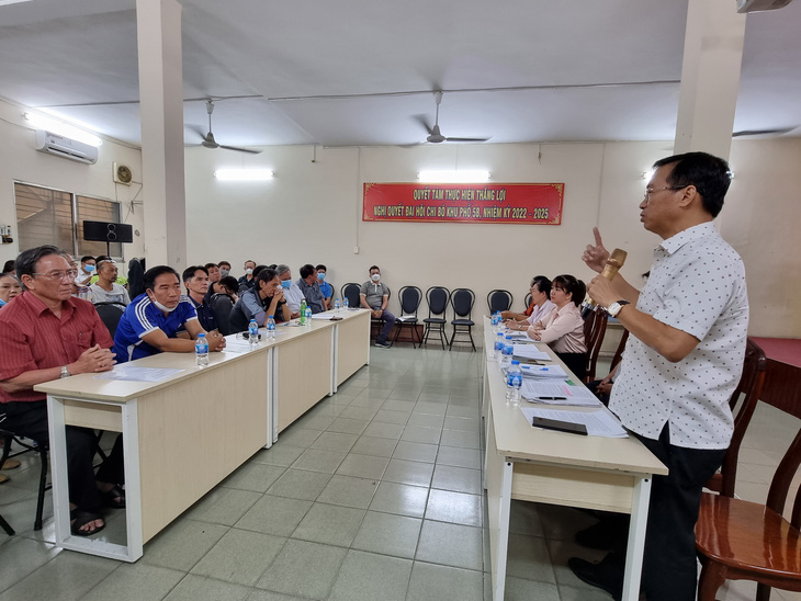 Chính quyền quận 5 đối thoại, vận động người dân di dời khỏi chung cư cũ 440 Trần Hưng Đạo - Ảnh: ÁI NHÂN