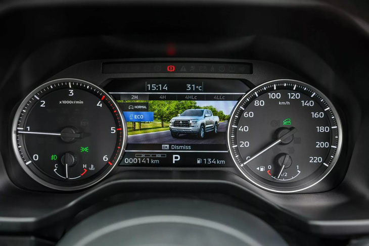 Current instrument cluster interface on the Mitsubishi Triton 2024 - Photo: Drive