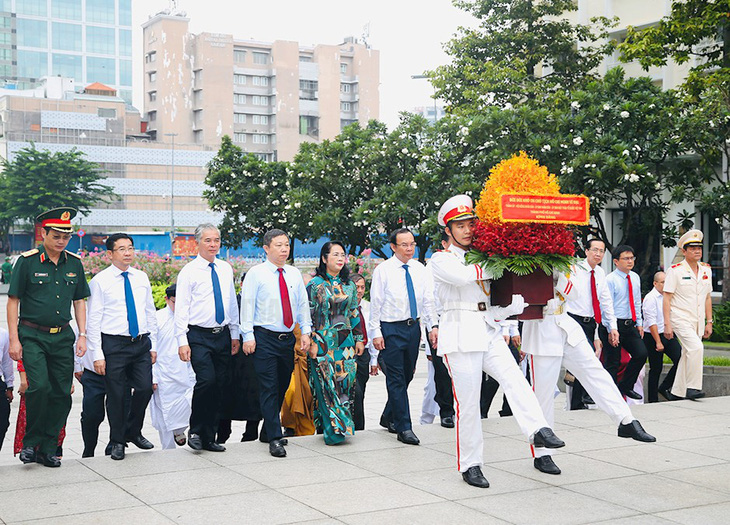 Đoàn đại biểu dâng hoa tưởng niệm Chủ tịch Hồ Chí Minh tại công viên tượng đài Chủ tịch Hồ Chí Minh - Ảnh: L.H.