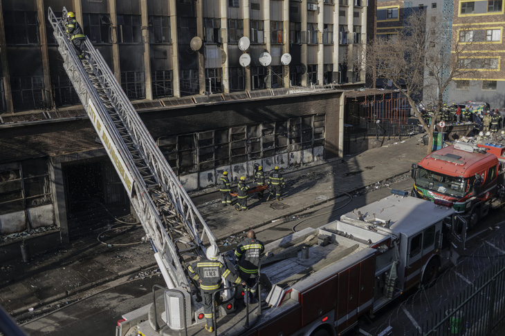 Đến sáng 31-8, ngọn lửa đã được dập tắt hoàn toàn, công cuộc tìm kiếm thi thể các nạn nhân còn trong tòa nhà bị cháy vẫn đang được tiến hành - Ảnh: AFP