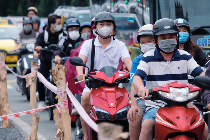 Kẹt xe trên đường Trần Quốc Hoàn (quận Tân Bình, TP.HCM) chiều 31-8 khi dòng người về quê nghỉ lễ - Ảnh: PHƯƠNG NHI