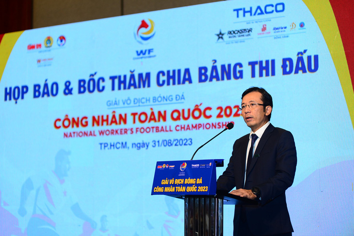 Phó tổng biên tập báo Tuổi Trẻ, ông Trần Xuân Toàn, phát biểu tại buổi họp báo và bốc thăm chia bảng Giải vô địch Bóng đá công nhân toàn quốc 2023 - Ảnh: QUANG ĐỊNH