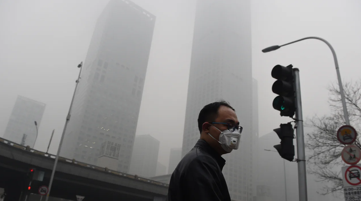 Một ngày ô nhiễm nặng tại Bắc Kinh vào năm 2015 - Ảnh: AFP