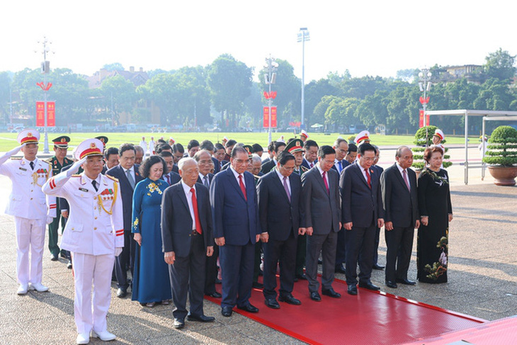 Lãnh đạo, nguyên lãnh đạo Đảng, Nhà nước, Ủy ban Trung ương MTTQ Việt Nam đặt vòng hoa và vào Lăng viếng Chủ tịch Hồ Chí Minh - Ảnh: VGP