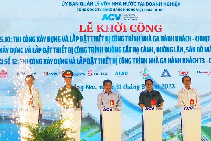 Thủ tướng Phạm Minh Chính cùng các lãnh đạo bộ ngành, địa phương bấm nút khởi công nhà ga hành khách sân bay Long Thành - Ảnh: HÀ MI