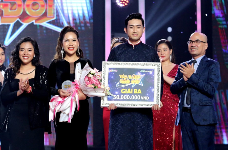 Hồng Mơ - Triệu Long nhận giải ba chung cuộc - Ảnh: BTC