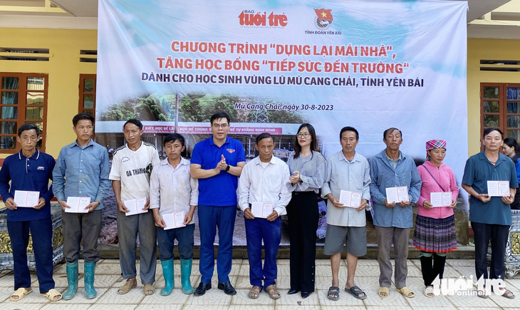 10 sổ tiết kiệm, 52 suất học bổng trị giá hàng trăm triệu đồng gửi tới vùng lũ Mù Cang Chải