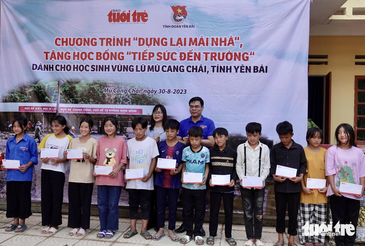 Representatives of Tuoi Tre newspaper and leaders of Yen Bai Provincial Youth Association presented scholarships to students - Photo: Ngoc Quang