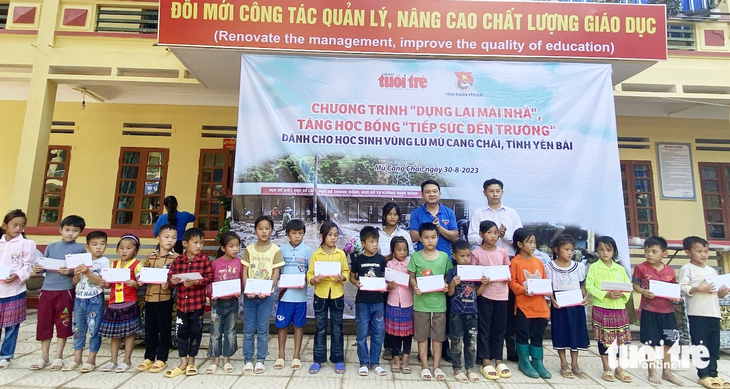 Leaders of Yen Bai Provincial Youth Association, Mu Cang Chai District, presented scholarships to students - Photo: Ngoc Quang