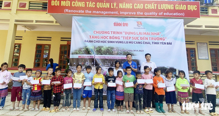 10 sổ tiết kiệm, 52 suất học bổng trị giá hàng trăm triệu đồng gửi tới vùng lũ Mù Cang Chải