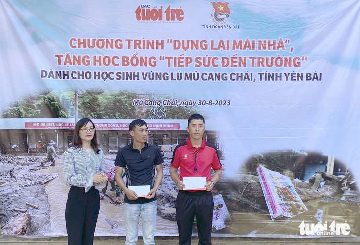 Representative of Tuoi Tre newspaper donated funds to 2 schools - Photo: Ngoc Quang