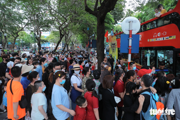 Hàng ngàn người dân, du khách xếp hàng chờ trải nghiệm xe buýt 2 tầng miễn phí để tham quan Hà Nội trong kỳ nghỉ lễ Giỗ tổ Hùng Vương, 30-4 và 1-5 - Ảnh: DANH KHANG