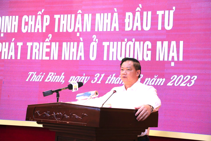 Chủ tịch UBND tỉnh Thái Bình phát biểu tại lễ trao chứng nhận đầu tư 3 khu đô thị ngàn tỉ tại TP Thái Bình - Ảnh: B.N.