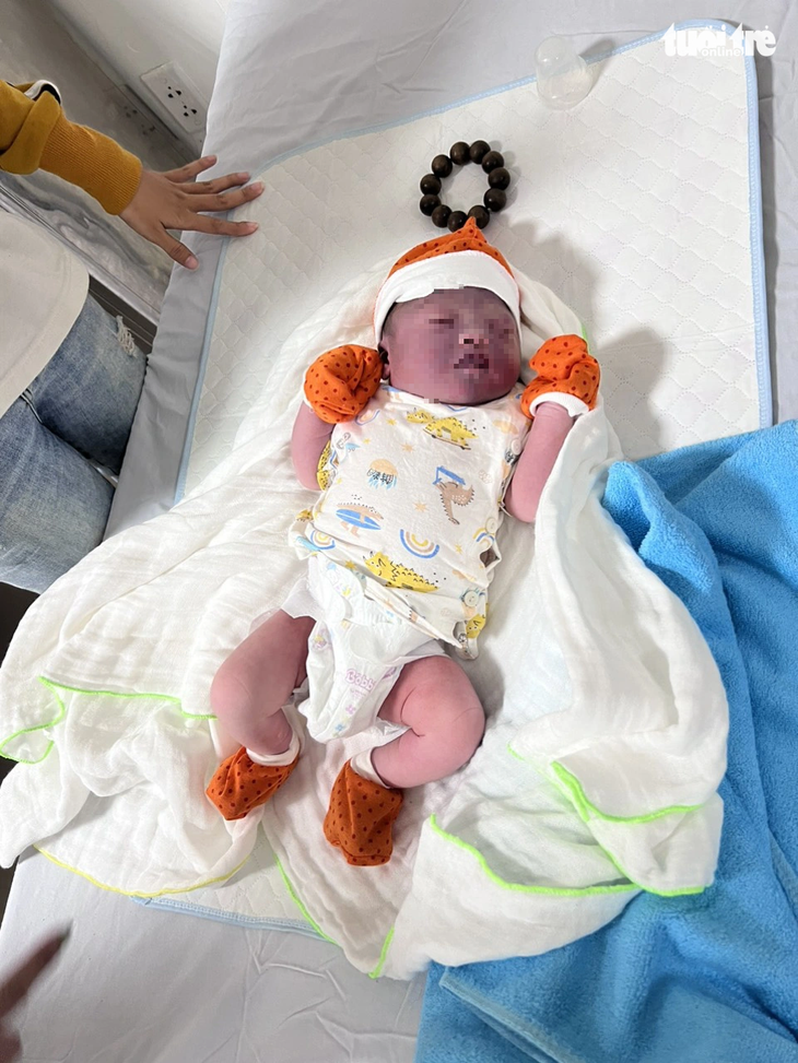 Bé trai sơ sinh nặng 4kg bị bỏ rơi trong nhà vệ sinh khoa sản tại TP Tân Uyên, tỉnh Bình Dương - Ảnh: T.D.