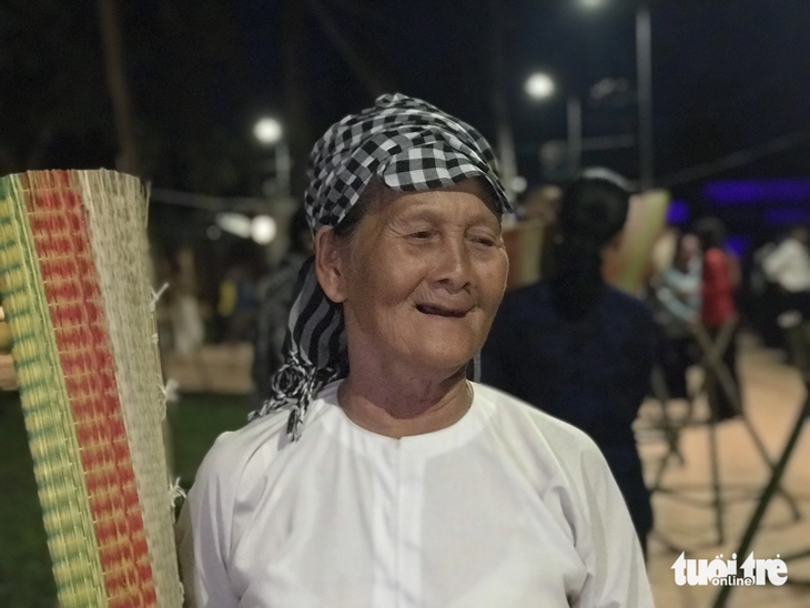 Bà Nguyễn Thị Tư, cư dân làng chiếu Định Yên đã có trên 60 năm gắn bó với nghề - Ảnh: ĐẶNG TUYẾT