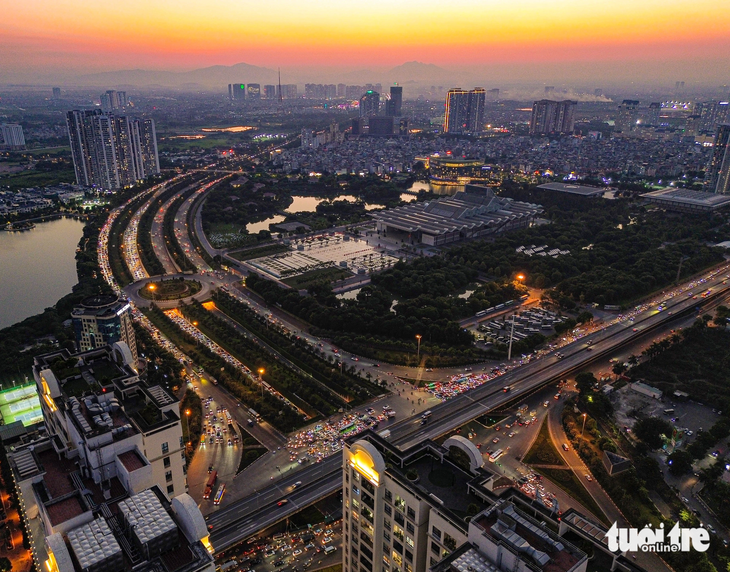 Từ cuối giờ chiều, đại lộ Thăng Long đã ùn tắc kéo dài theo hướng vào trung tâm thành phố - Ảnh: HỒNG QUANG