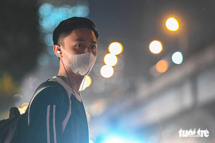 Lo ngại tắc đường, Thanh Tùng (23 tuổi, quê Thái Bình) đi bộ từ Trần Duy Hưng tới Khuất Duy Tiến để bắt xe. Chiếc xe chở cậu về quê sau đó mất khá nhiều thời gian để &quot;thoát&quot; khỏi khu vực nội thành - Ảnh: HỒNG QUANG