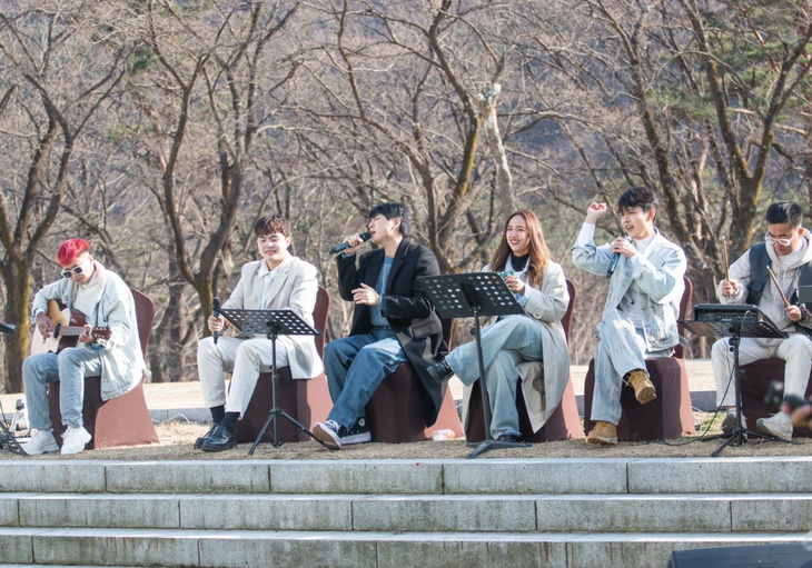 'Xin Chào Live Music' trở thành ê kíp trong nước đầu tiên mang nghệ sĩ Việt trình diễn phong cách 'busking' tại Hàn Quốc.