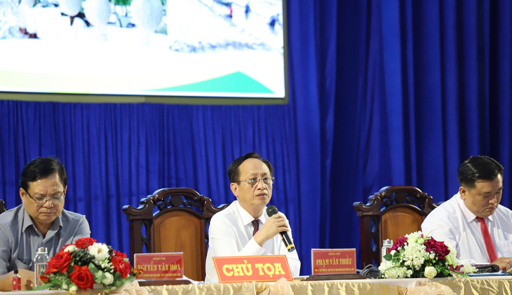 Chủ tịch UBND tỉnh Bạc Liêu Phạm Văn Thiều (giữa) tại buổi đối thoại với nông dân trong tỉnh được tổ chức sáng 29-8 - Ảnh: CHÍ QUỐC 