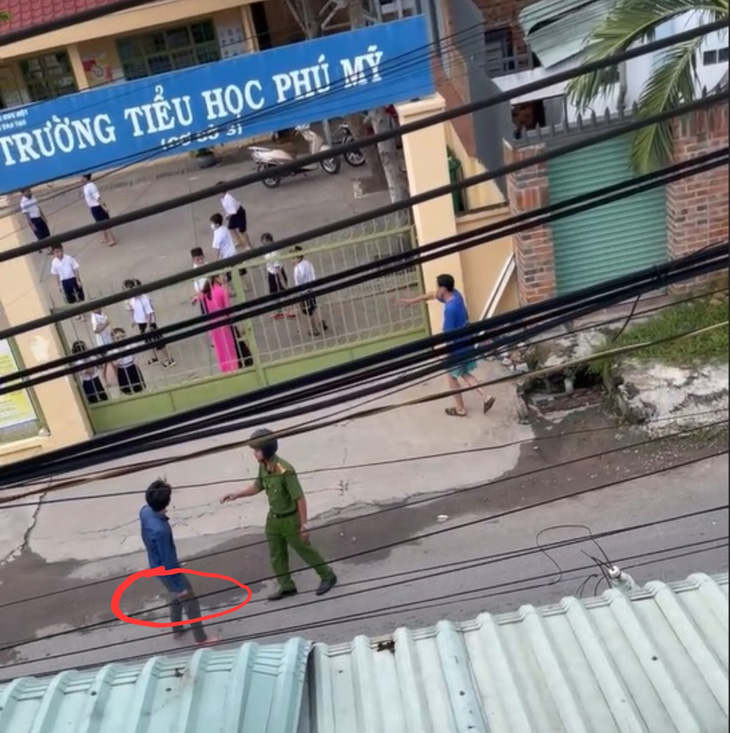 Ngày 31-8, tại TP Thủ Dầu Một (tỉnh Bình Dương), một người đàn ông nghi ngáo đá cầm dao trên tay phải áp sát hàng rào khiến học sinh hoảng sợ. Người này sau đóbị công an khống chế - Ảnh minh họa, cắt từ video.