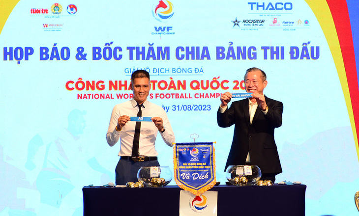 Cựu tiền đạo số 1 Việt Nam Lê Công Vinh (trái) bốc thăm chia bảng giải bóng đá công nhân - Ảnh: QUANG ĐỊNH