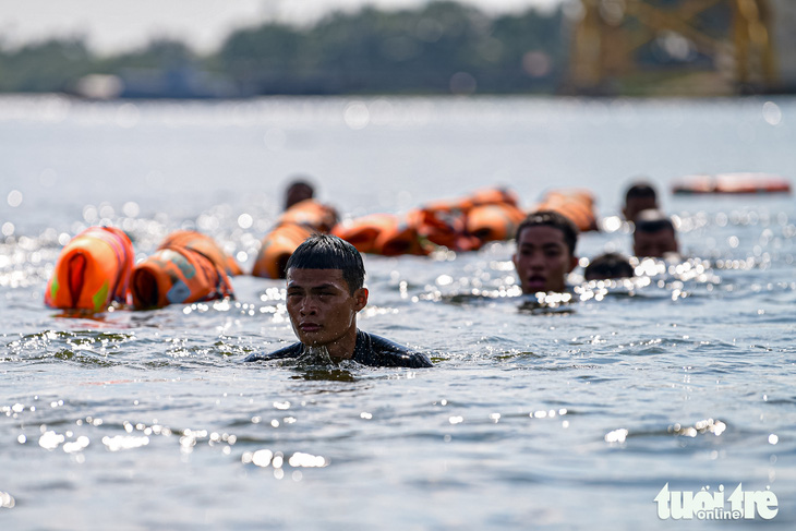 Đặc công nước của lực lượng Hải quân dầm mình dưới nước nhiều giờ để khổ luyện - Ảnh: NAM TRẦN