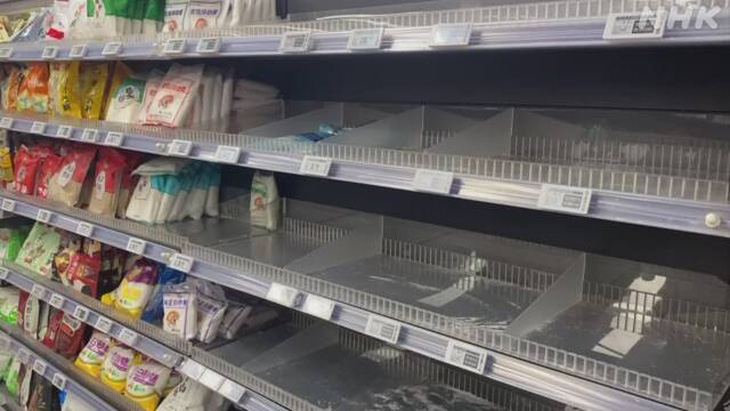 Những kệ hàng muối trống trơn trong các siêu thị ở Trung Quốc - Ảnh: NHK