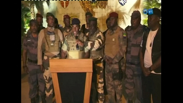 Nhóm sĩ quan quân đội cấp cao Gabon xuất hiện trên truyền hình để thông báo họ đã lên nắm quyền tại quốc gia Trung Phi này ngày 30-8 - Ảnh: REUTERS