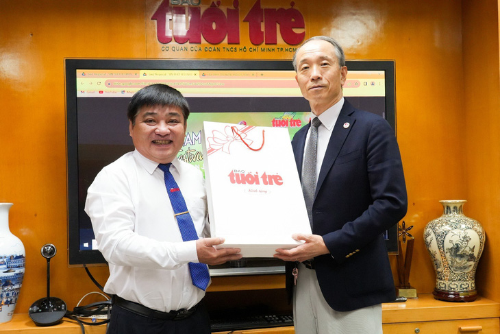 Tổng biên tập báo Tuổi Trẻ Lê Thế Chữ tặng quà lưu niệm cho Tổng lãnh sự Nhật Bản Ono Masuo - Ảnh: HỮU HẠNH