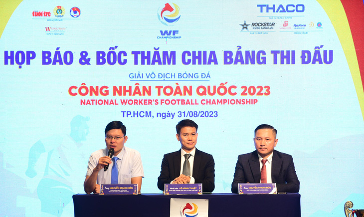Ban tổ chức trả lời các nội dung trong buổi họp báo Giải vô địch Bóng đá công nhân toàn quốc 2023 - Ảnh: QUANG ĐỊNH