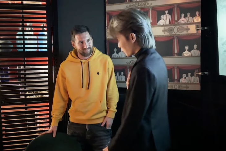 Jack trò chuyện với thần tượng Messi trong cuộc gặp tại Paris, Pháp - Ảnh cắt từ clip