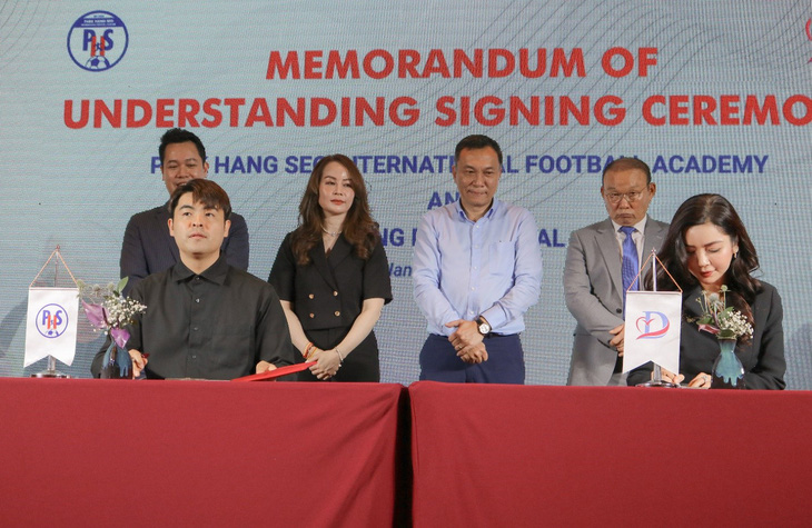 Đại diện Bệnh viện Đông Đô - bà Đinh Phương Thủy (bìa phải) ký bản ghi nhớ với đại diện Học viện Park Hang Seo, với sự chứng kiến của HLV Park và ông Trần Quốc Tuấn (thứ 3 từ bên phải) - chủ tịch Liên đoàn Bóng đá Việt Nam