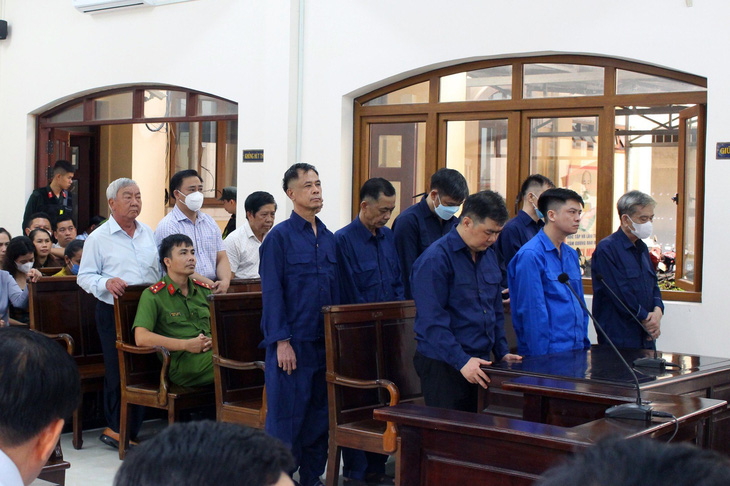 Các bị cáo trong vụ xà xẻo đất công dự án khu dân cư Phước Thái nghe tuyên án - Ảnh: A LỘC