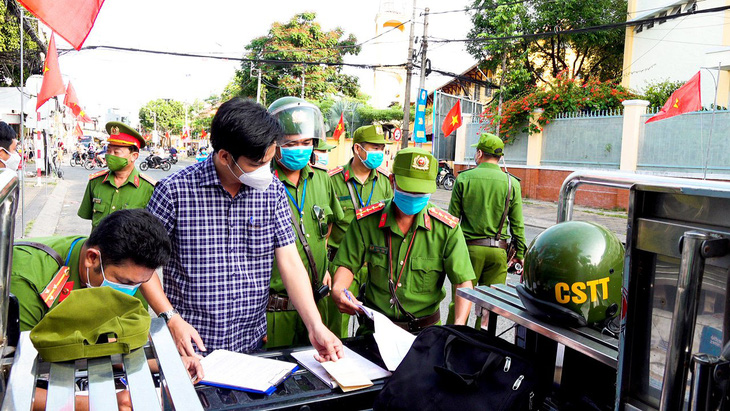 Ban An toàn giao thông thành phố kiểm tra đảm bảo trật tự an toàn giao thông tại quận Ninh Kiều, TP Cần Thơ. Ảnh: M.N