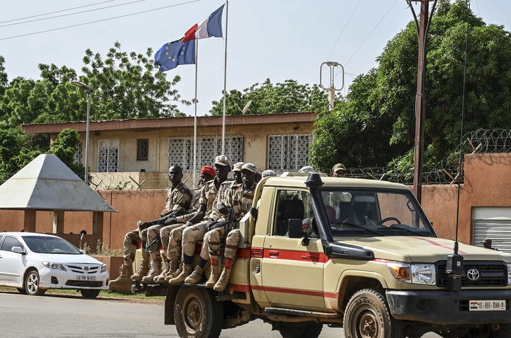 Một nhóm binh sĩ Niger tuần tra ngang Đại sứ quán Pháp ở Niamey, ngày 28-8 - Ảnh: AFP