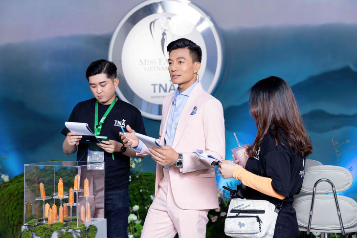 Hiếu Nguyễn tại hậu trường quay chương trình truyền hình thực tế Miss Earth Việt Nam 2023 - Ảnh: BTC