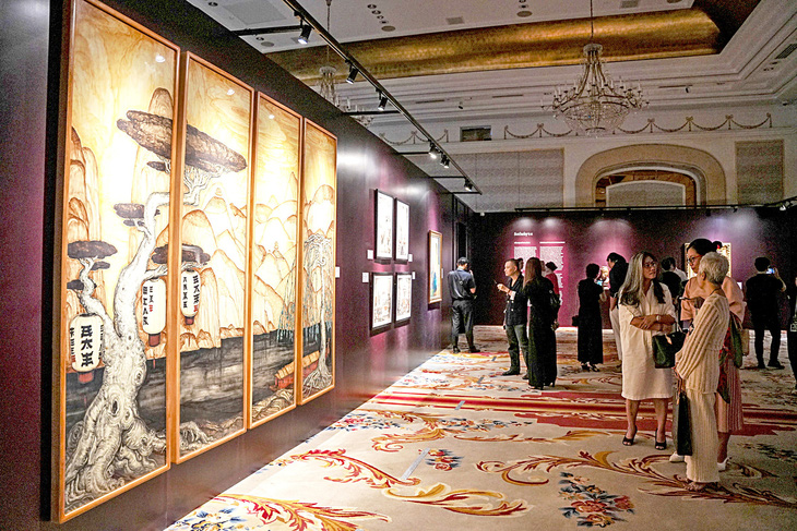 Công chúng thưởng thức tác phẩm vẽ Đà Lạt của một họa sĩ du hành Pháp tại Việt Nam trăm năm trước trong triển lãm “Mộng Viễn Đông” - Ảnh: Sotheby’s