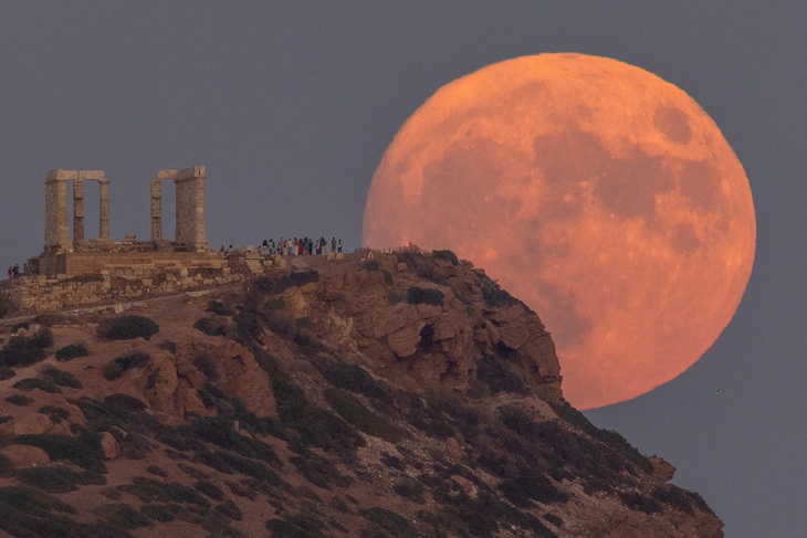 The world is amazed by the beauty of the Super Blue Moon - Photo 1. Super Blue Moon visible over the Temple of Poseidon at Cape Sounion (Athens, Greece) on August 30 - Photo: Reuters