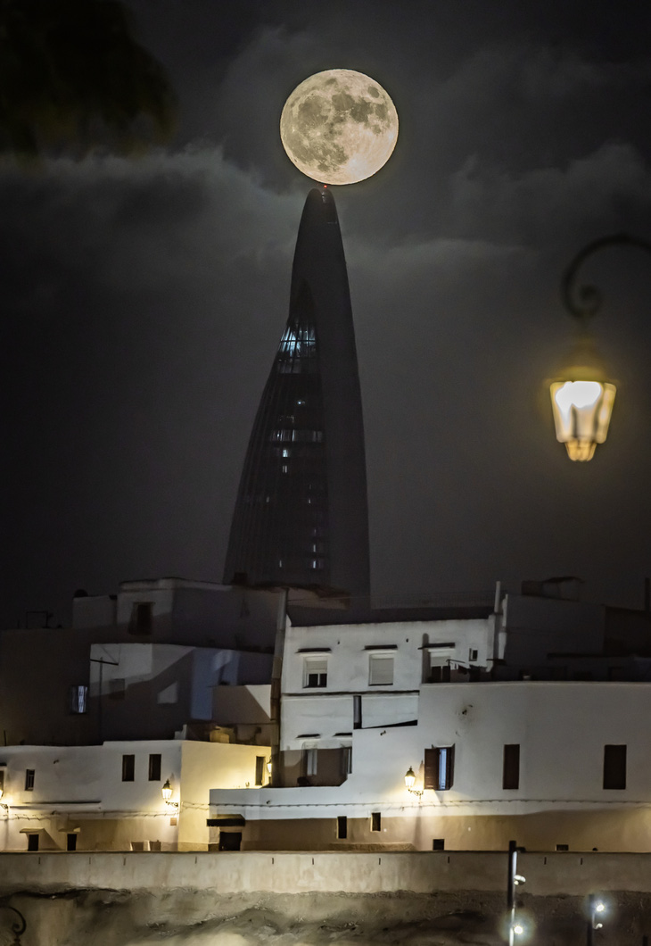 Siêu trăng xanh tại thành phố Rabat (Morocco) - Ảnh: AFP