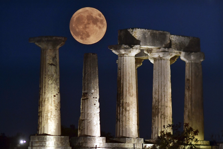Siêu trăng xanh tại điện thờ Apollo, thành phố Corinth (Hy Lạp) - Ảnh: AFP