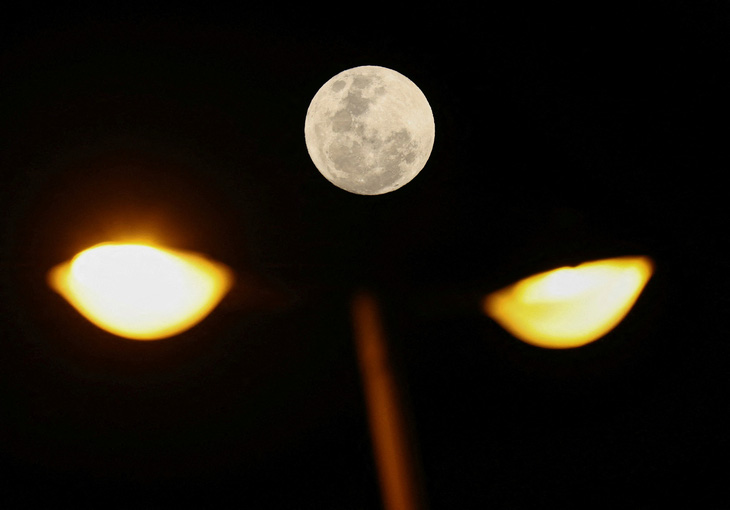 Siêu trăng xanh được chụp cùng một cột đèn đường tại thủ đô Cape Town (Nam Phi) - Ảnh: REUTERS