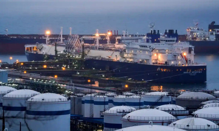 Tàu hàng Nikolay Urvantsev hạ các container chứa LNG xuống cảng Bilbao (Tây Ban Nha) hồi tháng 3-2022 - Ảnh: REUTERS