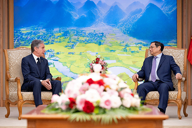 Thủ tướng Phạm Minh Chính (phải) tiếp Ngoại trưởng Mỹ Antony Blinken tại Văn phòng Chính phủ ở Hà Nội vào ngày 15-4-2023 - Ảnh: Reuters