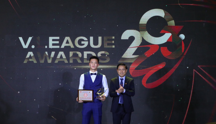 Hoàng Đức nhận danh hiệu Cầu thủ xuất sắc nhất V-League 2023 - Ảnh: MINH ĐỨC