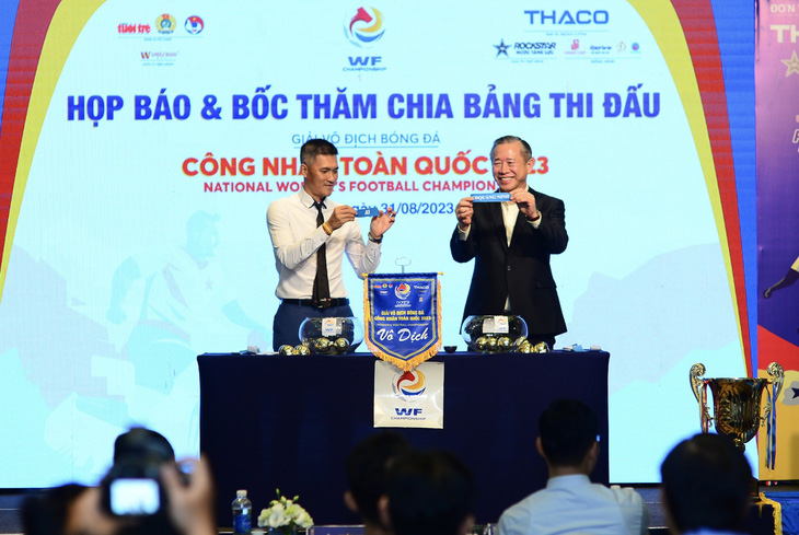 Ông Phạm Văn Tài (phải) cùng cựu tuyển thủ Lê Công Vinh bốc thăm cho Giải vô địch bóng đá công nhân toàn quốc 2023 - Ảnh: QUANG ĐỊNH